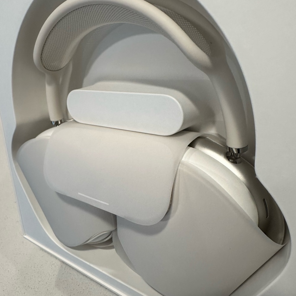 Apple AirPods Max Over-Ear Headphones in Starlight - Picture 2 of 14